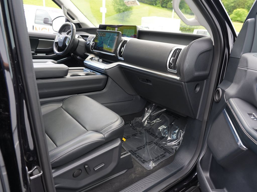 Used 2025 Ford Expedition Platinum AWD/4WD image 30