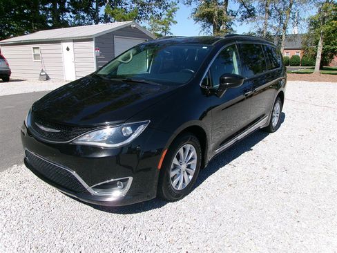 Used 2017 Chrysler Pacifica Touring-L image 1