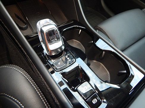 New 2026 Volvo XC40 B5 Ultra w/ Climate Package image 17