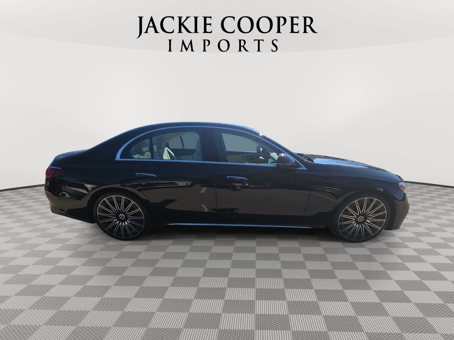 Used 2025 Mercedes-Benz E 350 4MATIC Sedan image 4