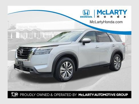Used 2025 Nissan Pathfinder SL FWD image 1