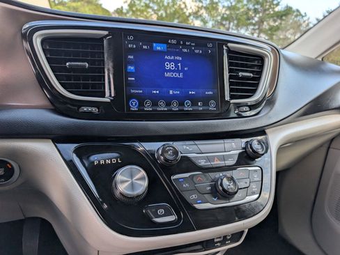 Used 2017 Chrysler Pacifica Touring-L w/ Tire & Wheel Group image 10