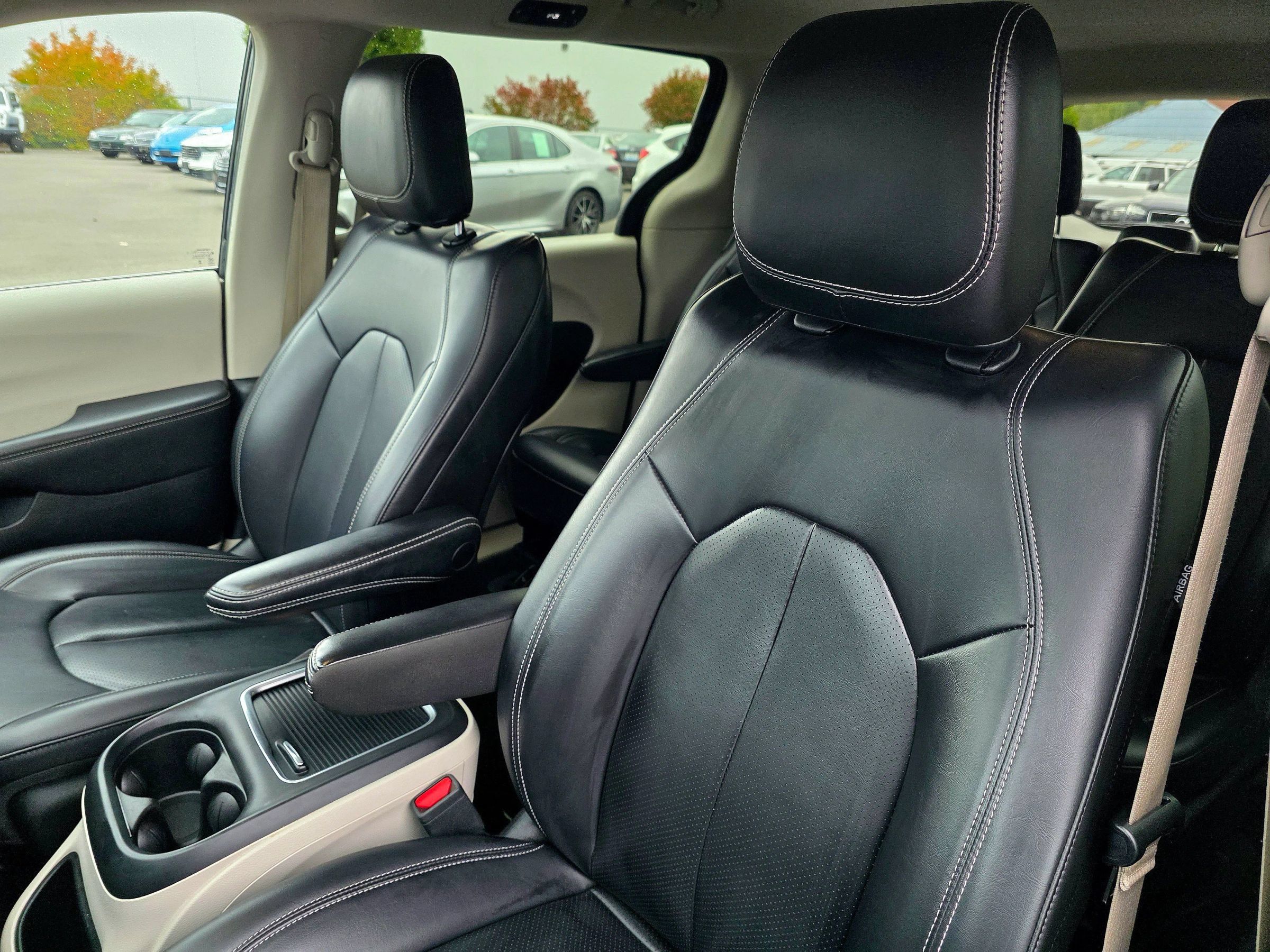 Used 2023 Chrysler Pacifica Touring-L FWD image 38