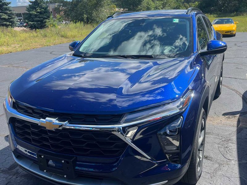 Certified 2024 Chevrolet Trax LT w/ Driver Confidence Package image 1