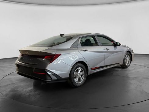 Certified 2025 Hyundai Elantra SE FWD image 6