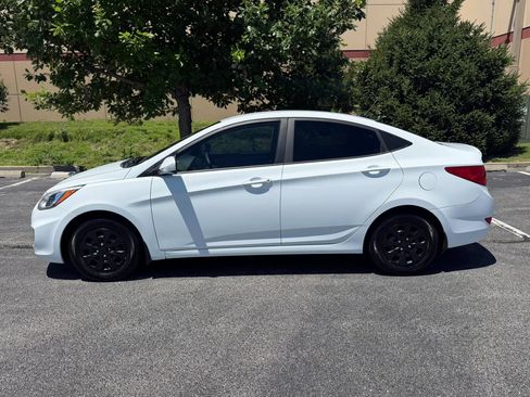 Used 2017 Hyundai Accent SE FWD image 2