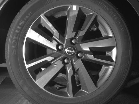Used 2025 Nissan Versa SV FWD image 15