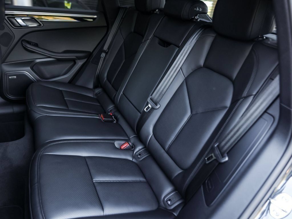 Certified 2026 Porsche Macan AWD/4WD image 32