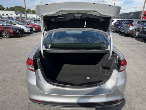 Used 2017 Ford Fusion SE FWD image 11