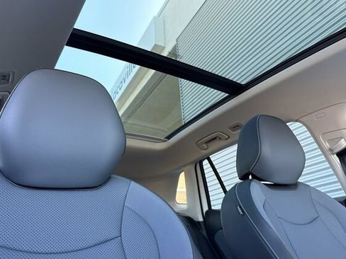 Used 2025 Volkswagen Tiguan SE w/ Panoramic Sunroof Package AWD/4WD image 17