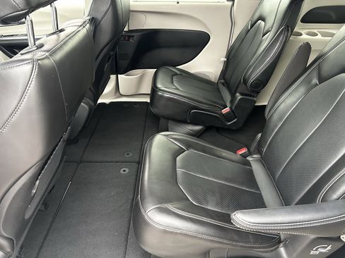 Certified 2024 Chrysler Pacifica Touring-L image 16