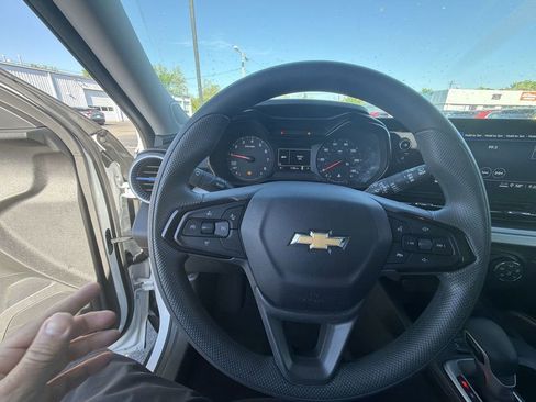 Used 2025 Chevrolet Trax LS w/ LS Convenience Package FWD image 14