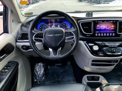 Used 2017 Chrysler Pacifica Touring-L Plus image 5