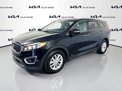 Certified 2017 Kia Sorento LX w/ LX Convenience Package image 3