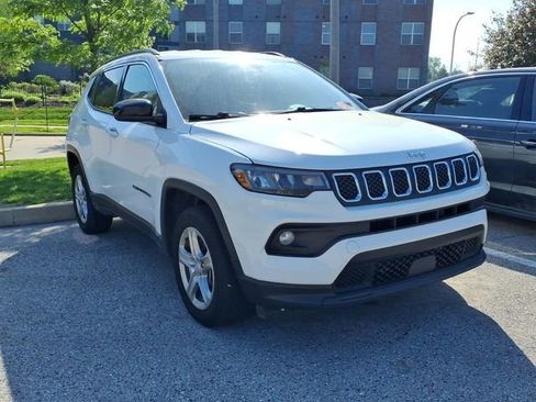 Used 2024 Jeep Compass Latitude AWD/4WD image 2