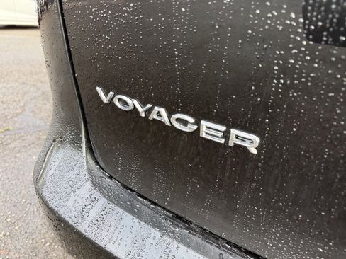 Used 2023 Chrysler Voyager LX image 7