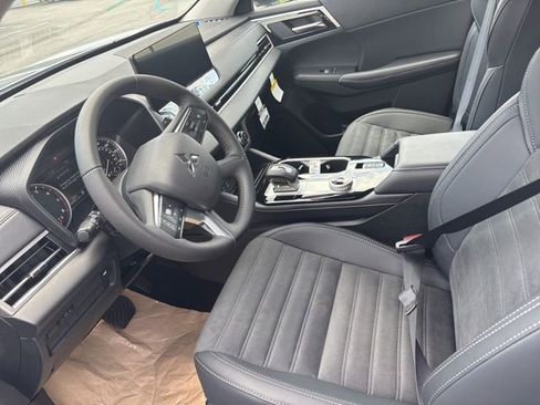New 2025 Mitsubishi Outlander SE image 12