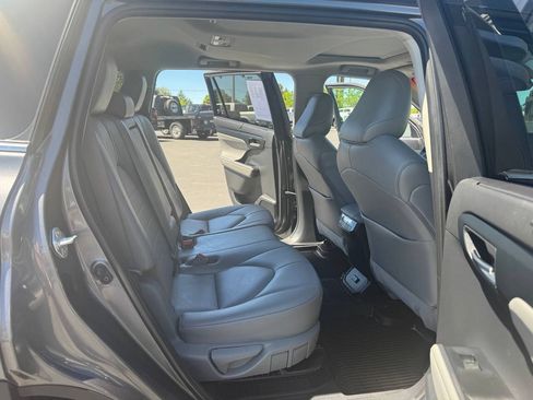 Used 2021 Toyota Highlander XLE AWD/4WD image 33
