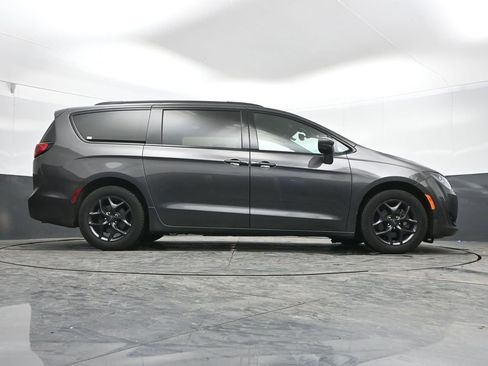 Used 2020 Chrysler Pacifica Touring-L Plus image 35