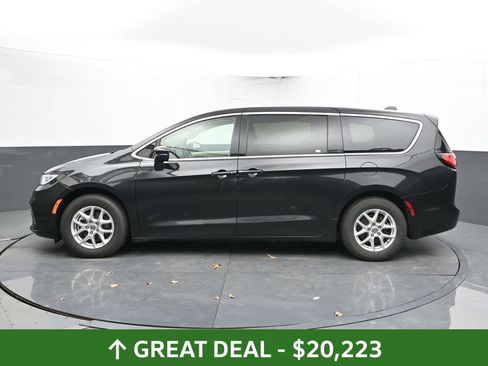 Used 2023 Chrysler Pacifica Touring-L FWD image 10