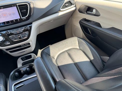 Used 2024 Chrysler Pacifica Touring-L FWD image 19