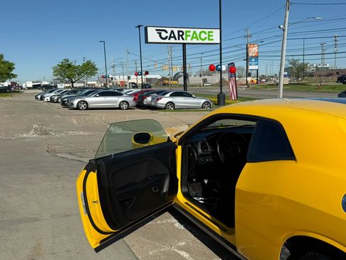 Used 2018 Dodge Challenger SXT w/ Driver Convenience Group image 17