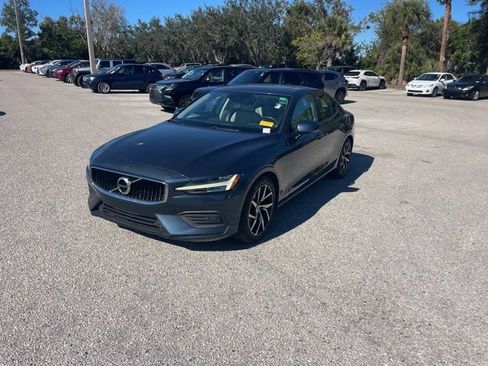 Used 2020 Volvo S60 T5 Momentum image 3