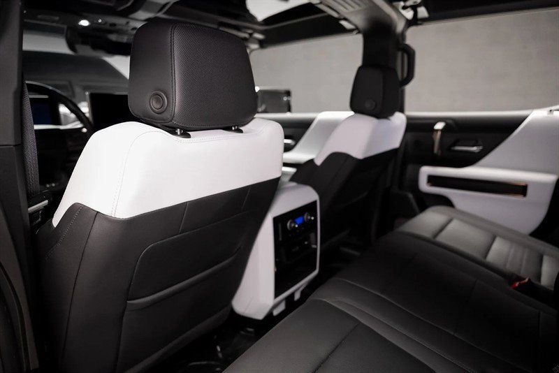 Used 2024 GMC Hummer EV 2X w/ LPO, Illumination Package AWD/4WD image 25