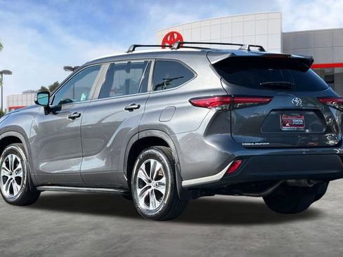 Certified 2023 Toyota Highlander XLE image 9