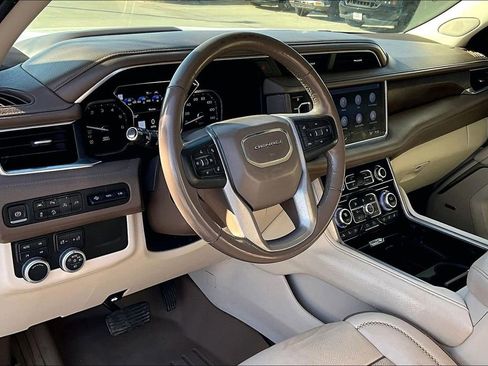 Used 2021 GMC Yukon XL Denali w/ Denali Premium Package image 15