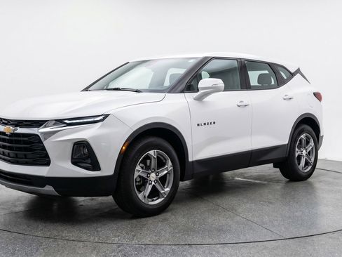 Used 2025 Chevrolet Blazer LT FWD image 3