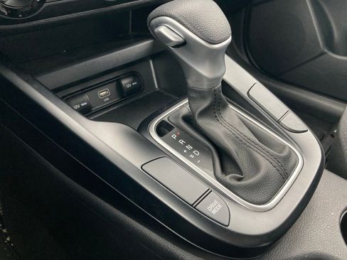 Used 2025 Kia Soul LX w/ LX Technology Package FWD image 23