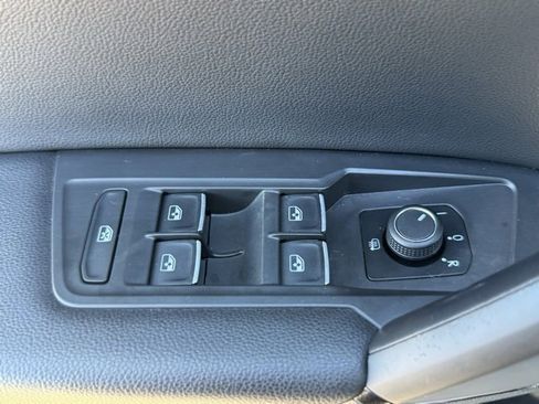 Used 2019 Volkswagen Tiguan SE w/ Panoramic Sunroof Package image 9