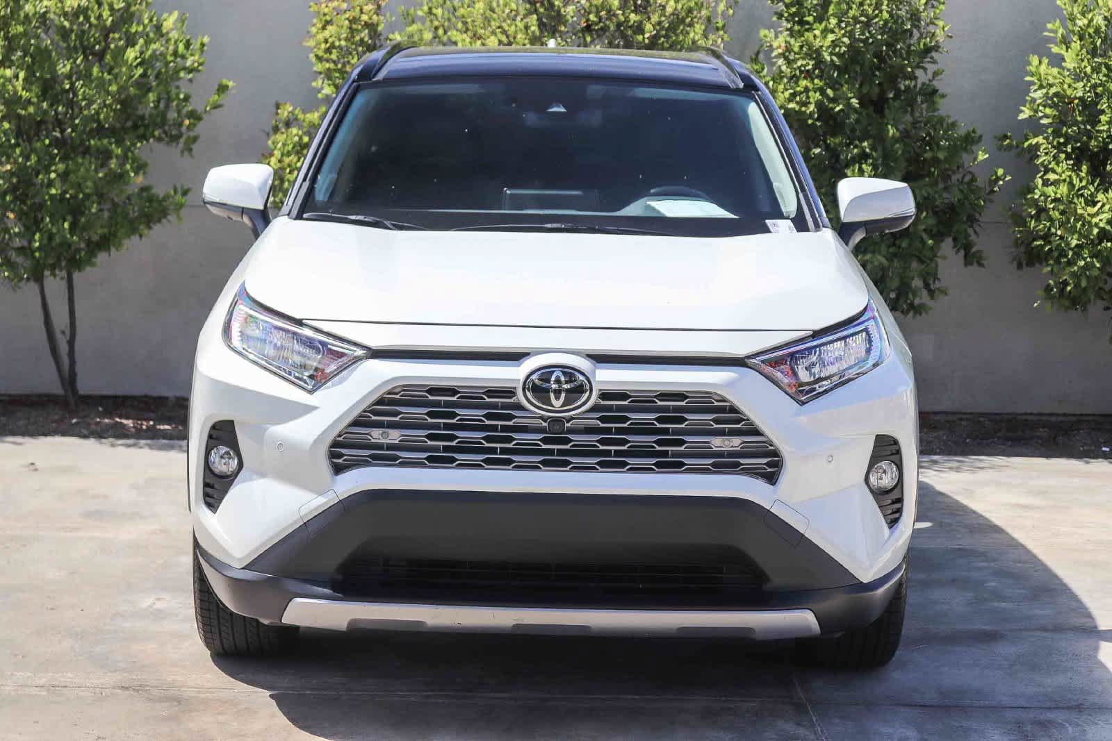 Used 2020 Toyota RAV4 Limited FWD image 2