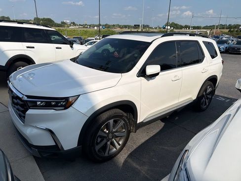 Used 2025 Honda Pilot Elite image 2