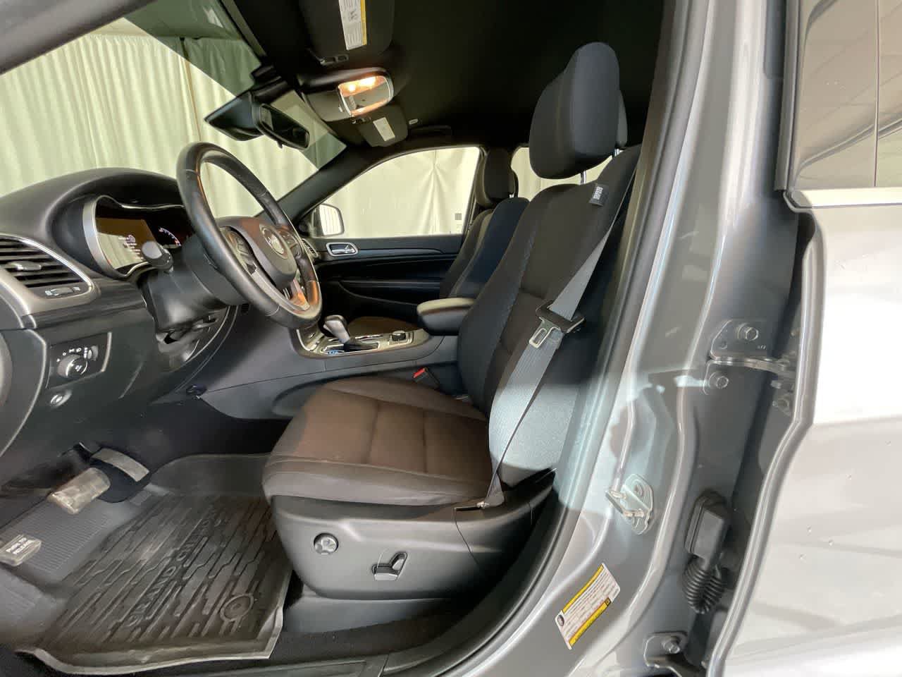 Used 2020 Jeep Grand Cherokee Laredo AWD/4WD image 11