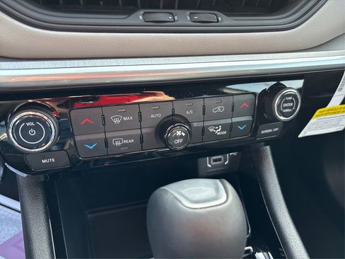 Used 2025 Jeep Compass Limited image 29