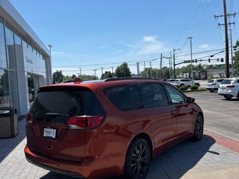 Used 2018 Chrysler Pacifica Touring-L Plus w/ Advanced Safetytec Group FWD image 9
