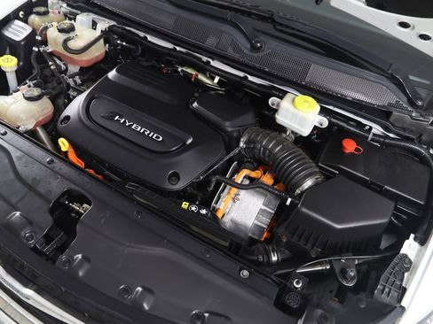 Used 2018 Chrysler Pacifica Touring-L FWD image 18