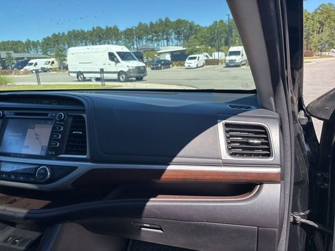Used 2016 Toyota Highlander Limited FWD image 26