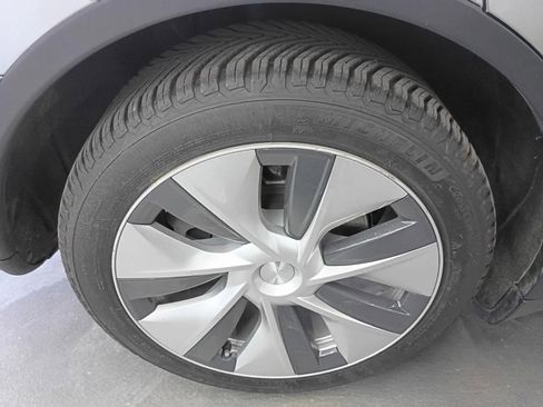 Used 2022 Tesla Model Y Long Range AWD/4WD image 26