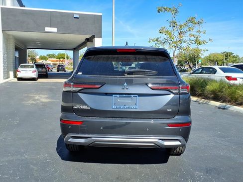 New 2025 Mitsubishi Outlander SE image 4
