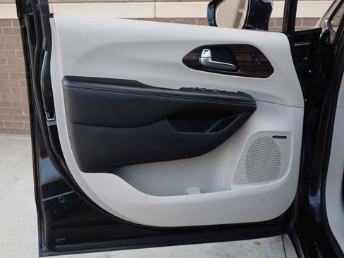 Used 2022 Chrysler Pacifica Limited FWD image 15