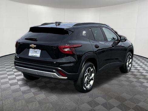 Used 2025 Chevrolet Trax LT FWD image 6