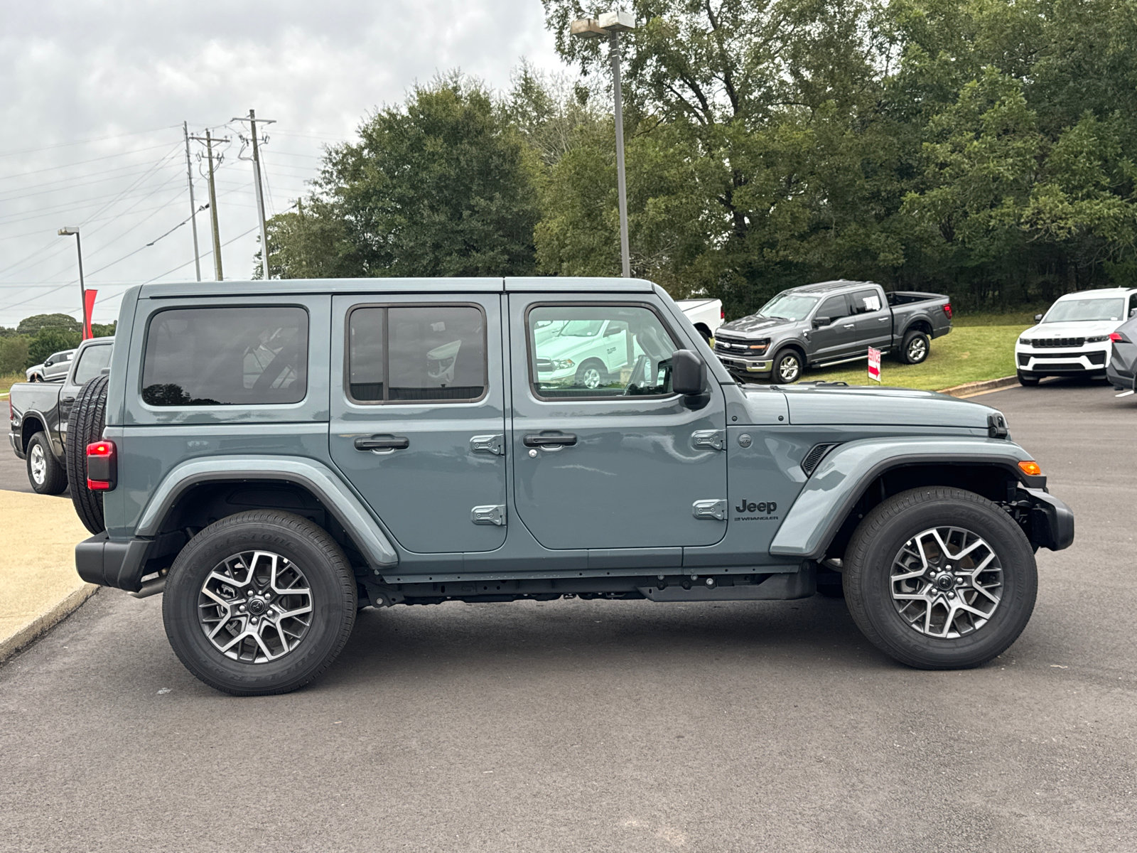 Used 2026 Jeep Wrangler Unlimited Sahara AWD/4WD image 4