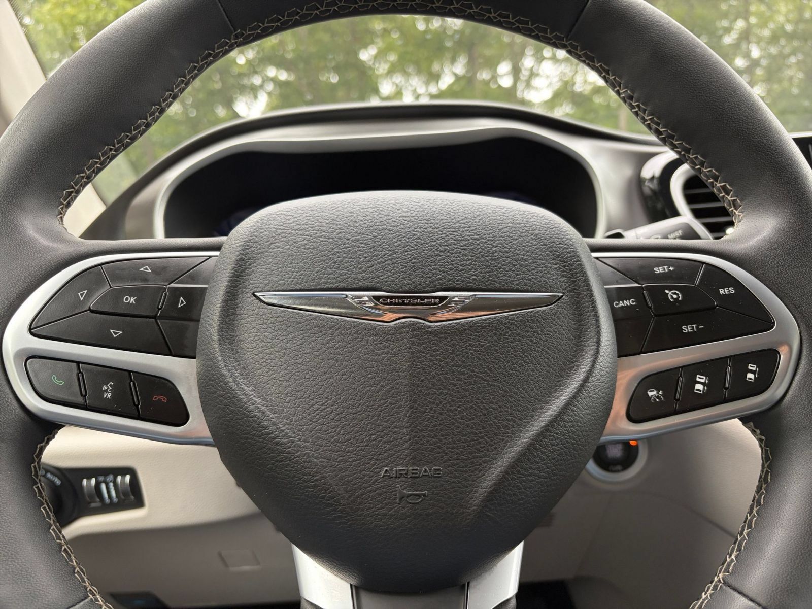 Used 2024 Chrysler Pacifica Touring-L FWD image 28