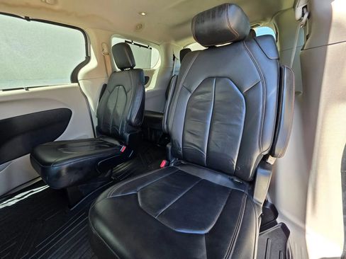 Used 2017 Chrysler Pacifica Touring-L FWD image 14