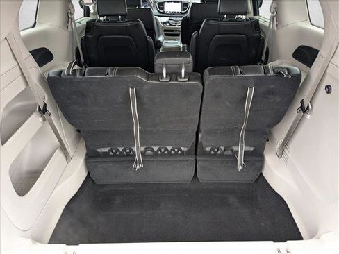 Used 2024 Chrysler Pacifica Touring-L image 7