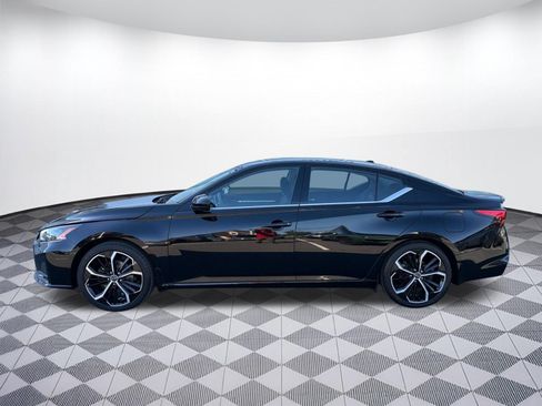 Used 2023 Nissan Altima 2.5 SR FWD image 2
