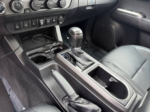 Used 2021 Toyota Tacoma TRD Off-Road image 13